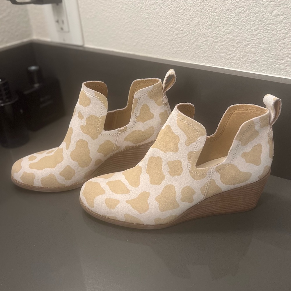 TOMS Kallie Wedge Giraffe Print